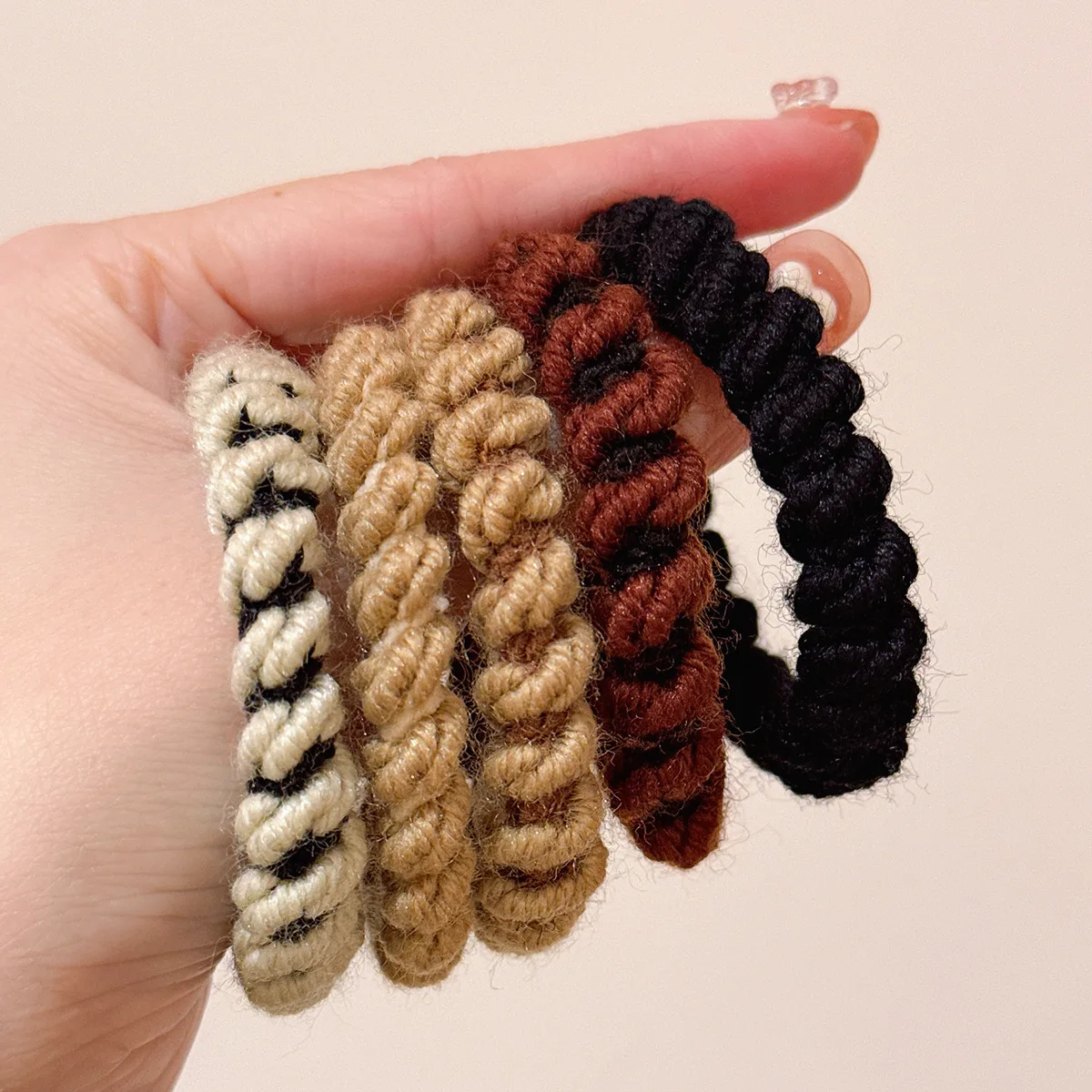 

Simple wool hair band with high elasticity and durable elastic band for women that does not damage hair, with a high-end feel.