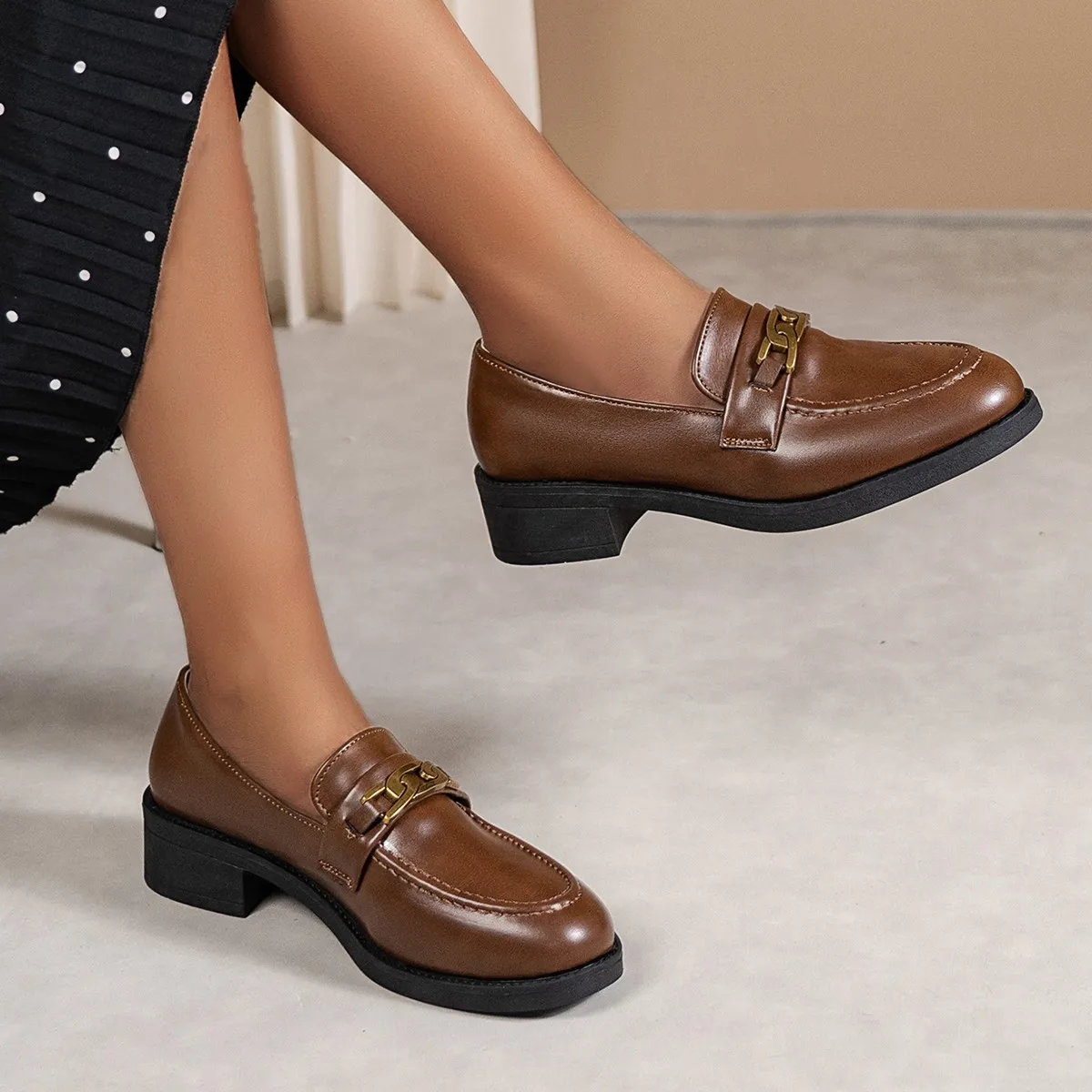 

Retro chain low-top single shoes 2025 autumn new style large-sized British style heel small leather shoes