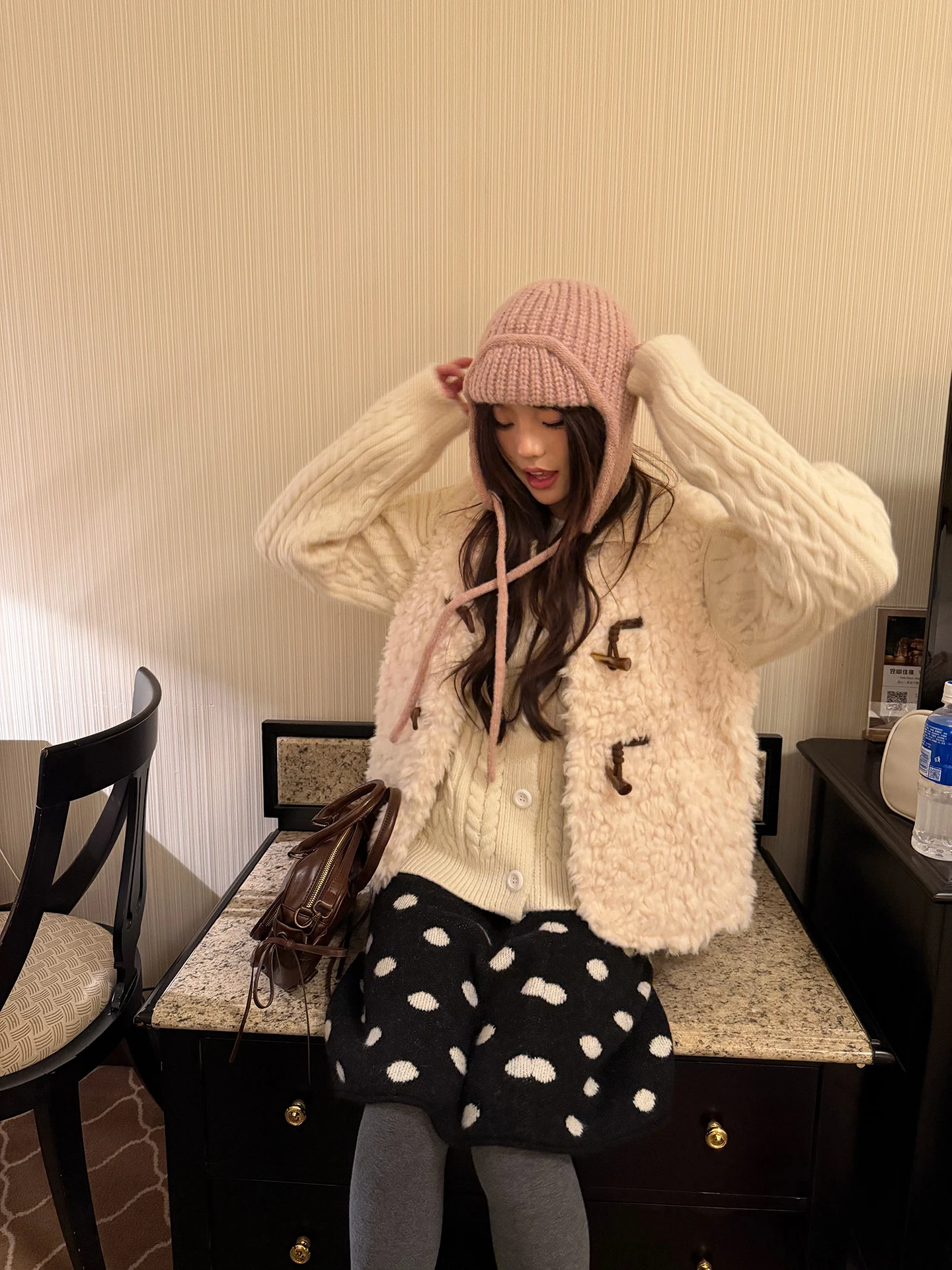 

Huanghuangjia Winter Thiened V-ne Svel Furry Vest Women's Outerwear Faionable Commute Sle ket Design Polyest...