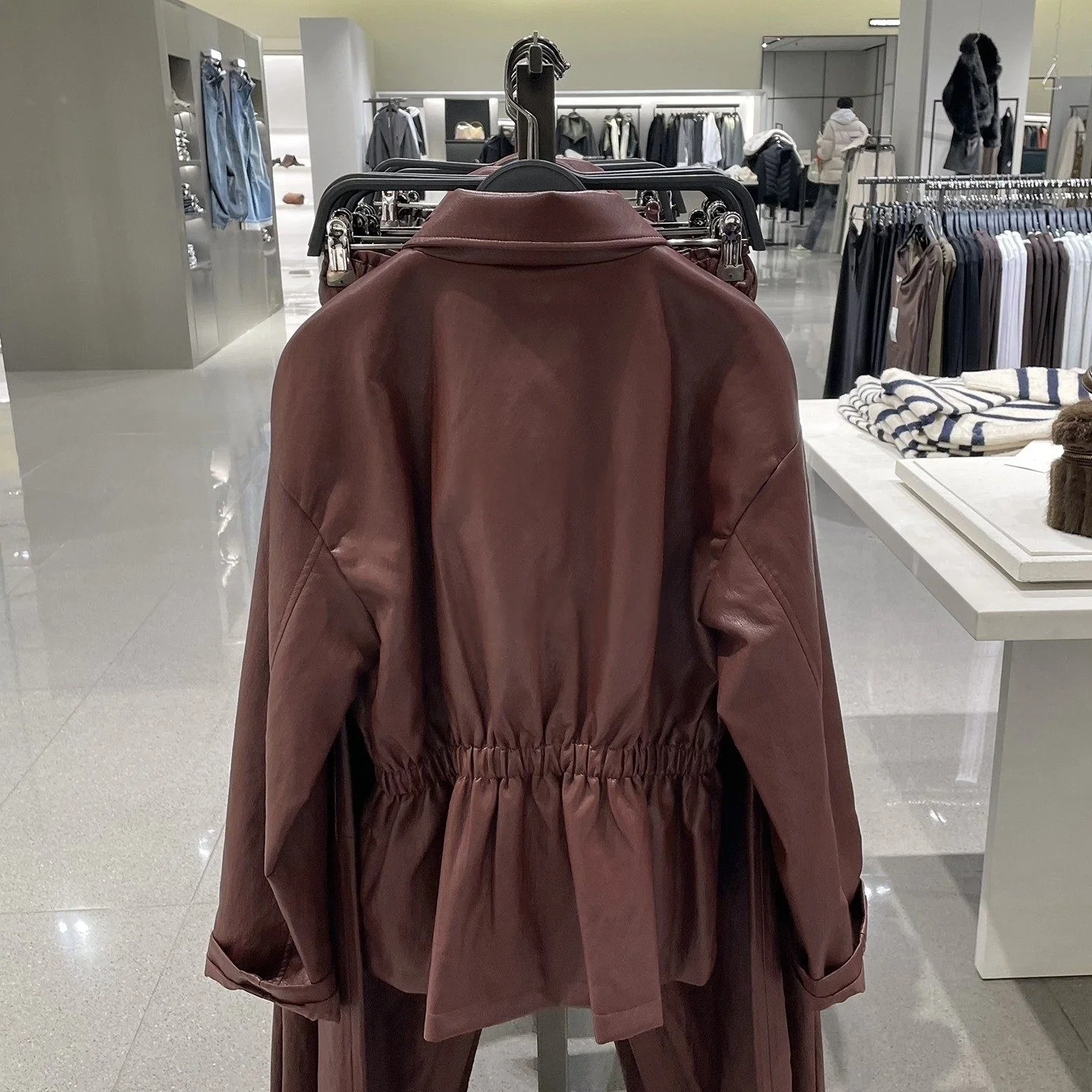 Jaqueta Curta Feminina de Couro Sintético com Gola Entalhada e Manga Longa, Cintura Elástica – Nova Coleção 2026