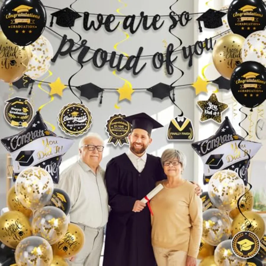 زينة التخرج فئة 2025 بالونات التخرج باللونين الأسود والذهبي مع دوامة معلقة نحن فخور جدًا بك راية Congra