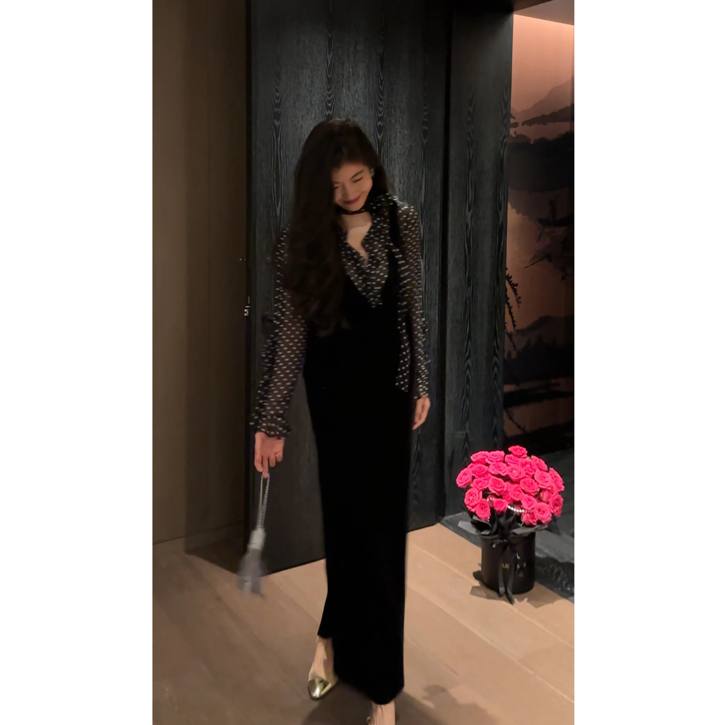 

NCOU Nicole 2025 Autumn New Sle Lightweight Luxury Faionable Bla Velvet Casual V-ne Skirt Ele Versatile Strap Dr