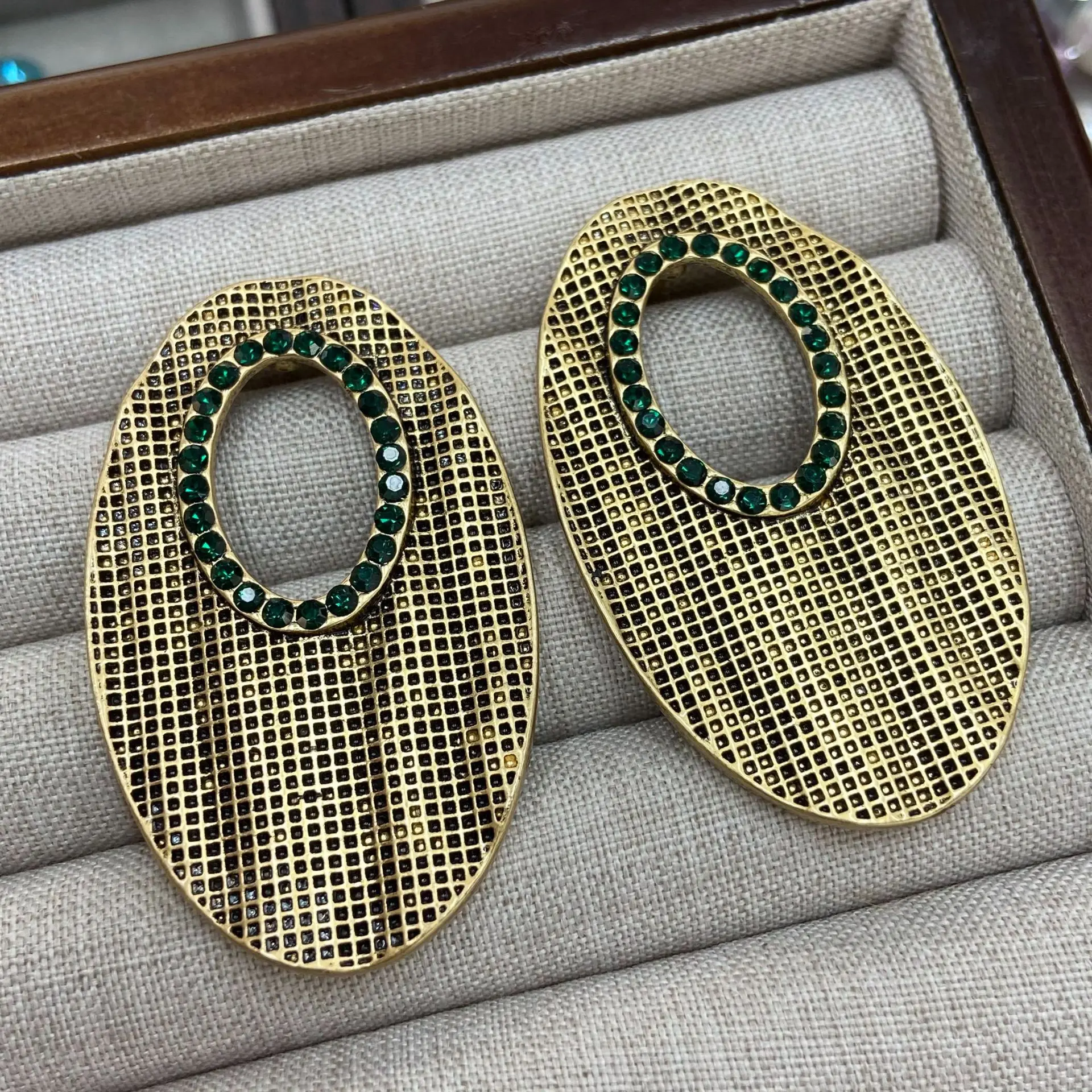 Large Oval Statement Earrings Antique Gold Metal Grid Texture Earrings Inlaid Emerald Green Rhinestone Elegant Party Jewelry