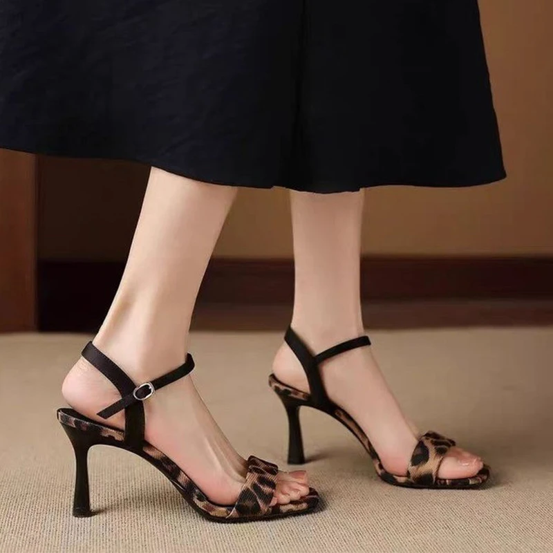 

Женские туфли-лодочки на высоком каблуке с леопардовым принтом, сексуальные босоножки с открытым носком, летние новинки 2026 года, вечерние туфли с пряжкой, элегантные сандалии