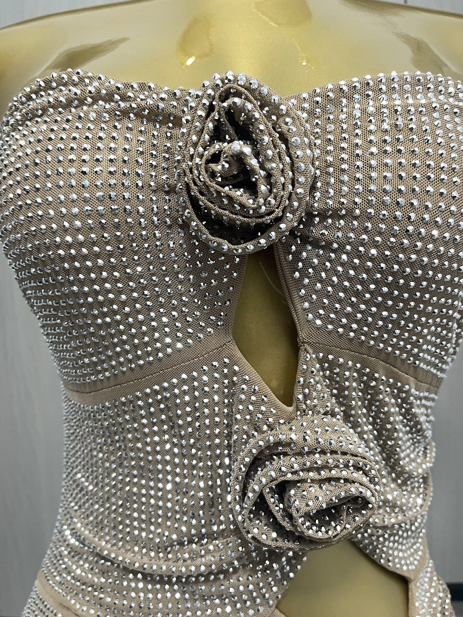 新しい女性の高級パーティードレスキラキラシルバーラインストーンセクシーなカットアウト美しい 3D 花の装飾タンクミニドレス Vestido