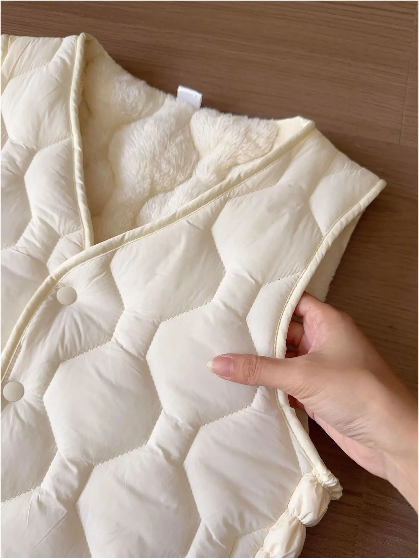 

Милый жилет из овечьего меха, легкий, женский, свободного кроя, для ношения под одеждой, повседневный, с V-образным вырезом, на пуговицах, осенняя верхняя одежда