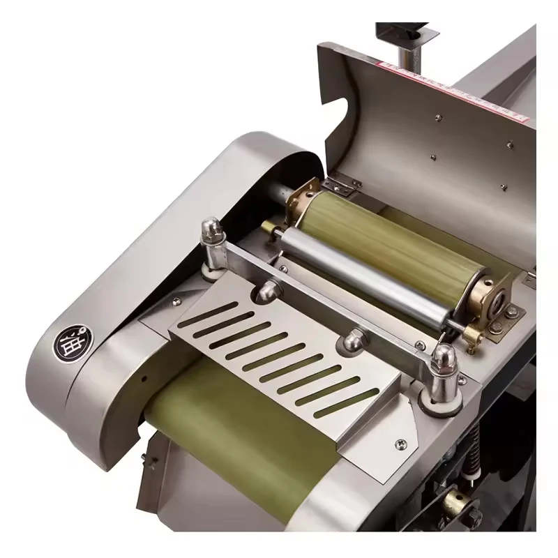A shredder for cutting tobacco leaves from a cigarette shredder. Cutting width 0.8mm. grinder