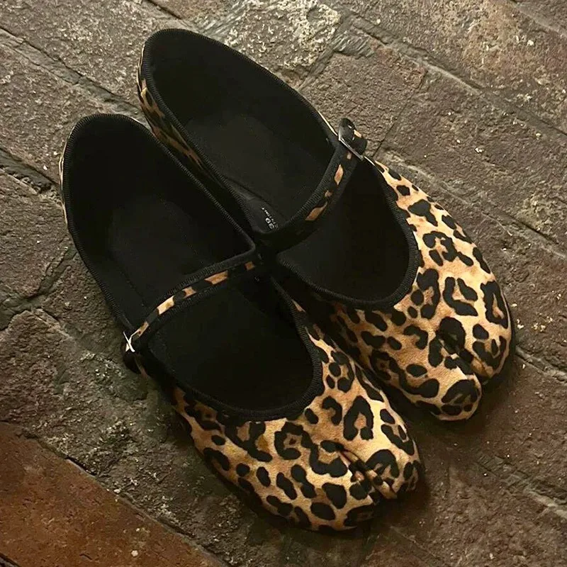 

Leopard Print Split Toe Tabi Shoes Flat Buckle Strap Mary Jane Shoes Women's 2025 New Spring Fashion Sexy Comfortable Flat Shoes