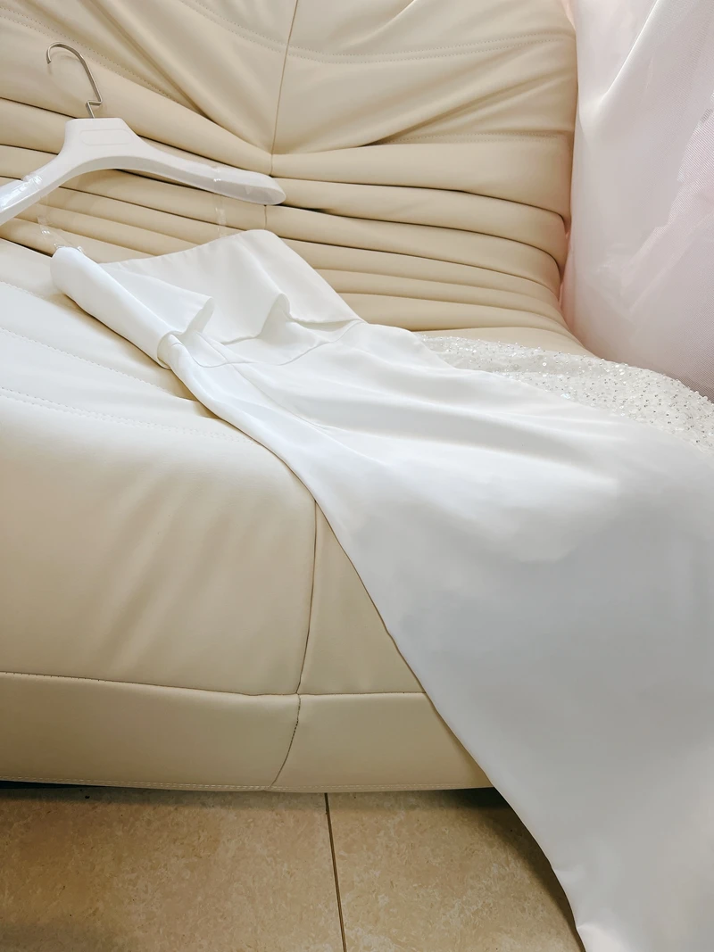 Sexy blanco Me vestido dividido con cuentas francés Sle cintura alta Svel envoltura asimétrica diseño en el pecho A-Line Dr para primavera S...