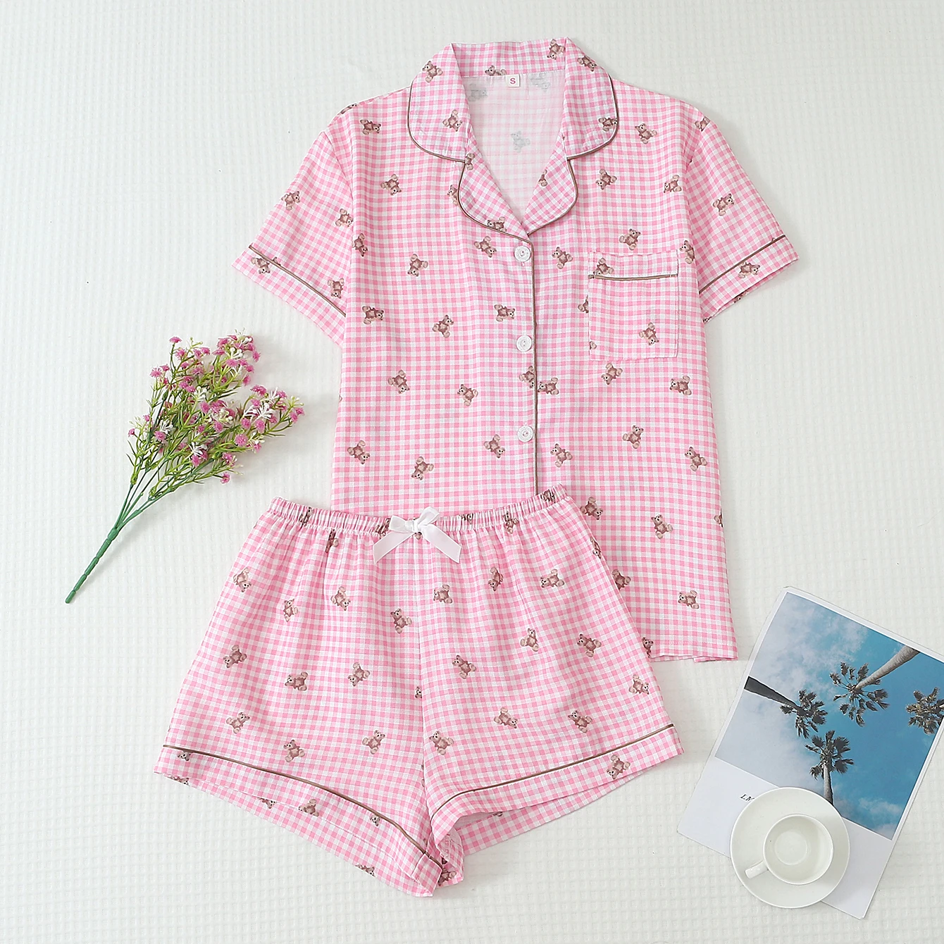 Two-Piece Set of Comfortable Pink and White Plaid Bear Print Short-Sleeved Button-Down Tops with Pockets and Bow Shorts, Spring and Summer Women's Pajamas and Loungewear Set Suitable for Home Use