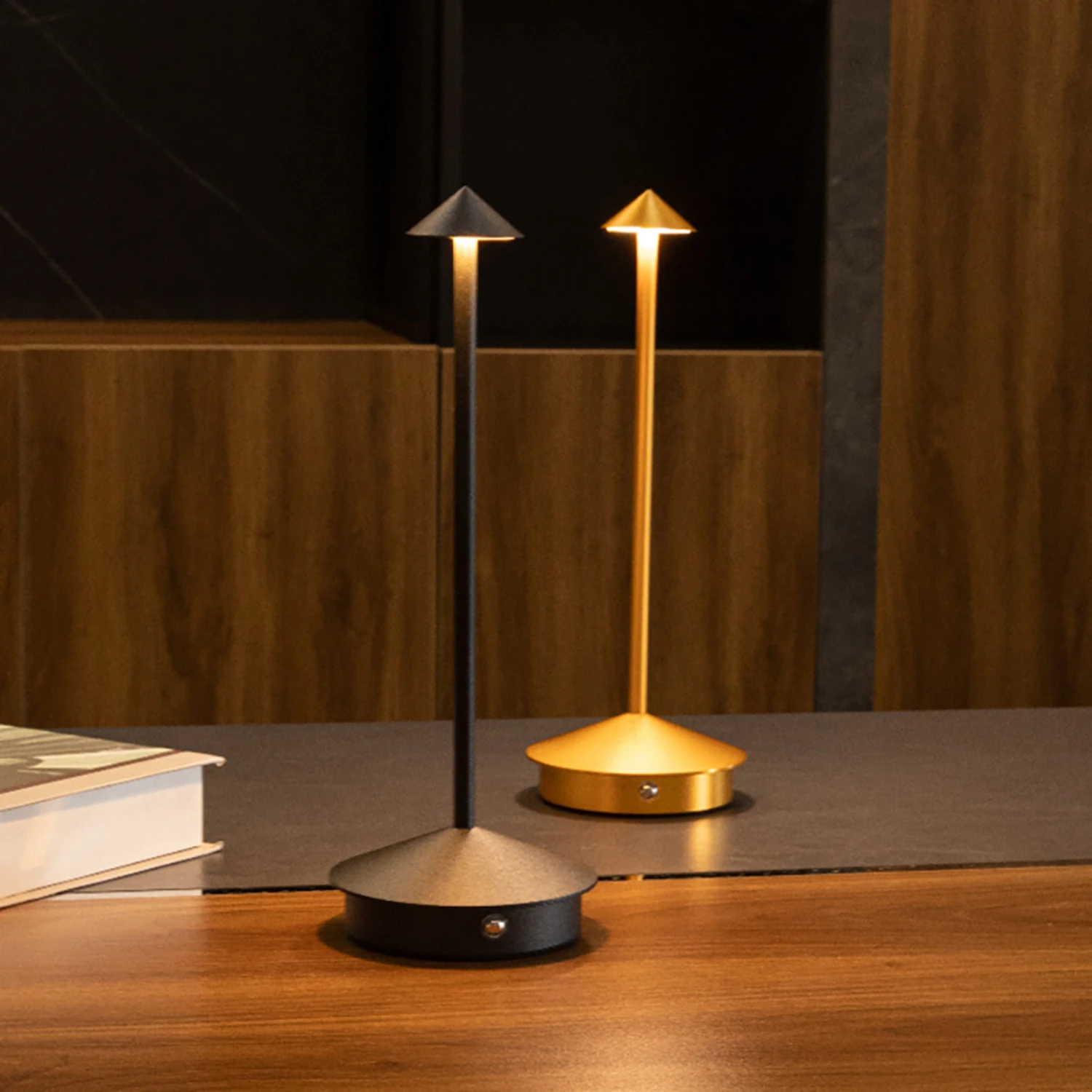 Elegante lámpara de mesa LED de flecha recargable, elegancia moderna