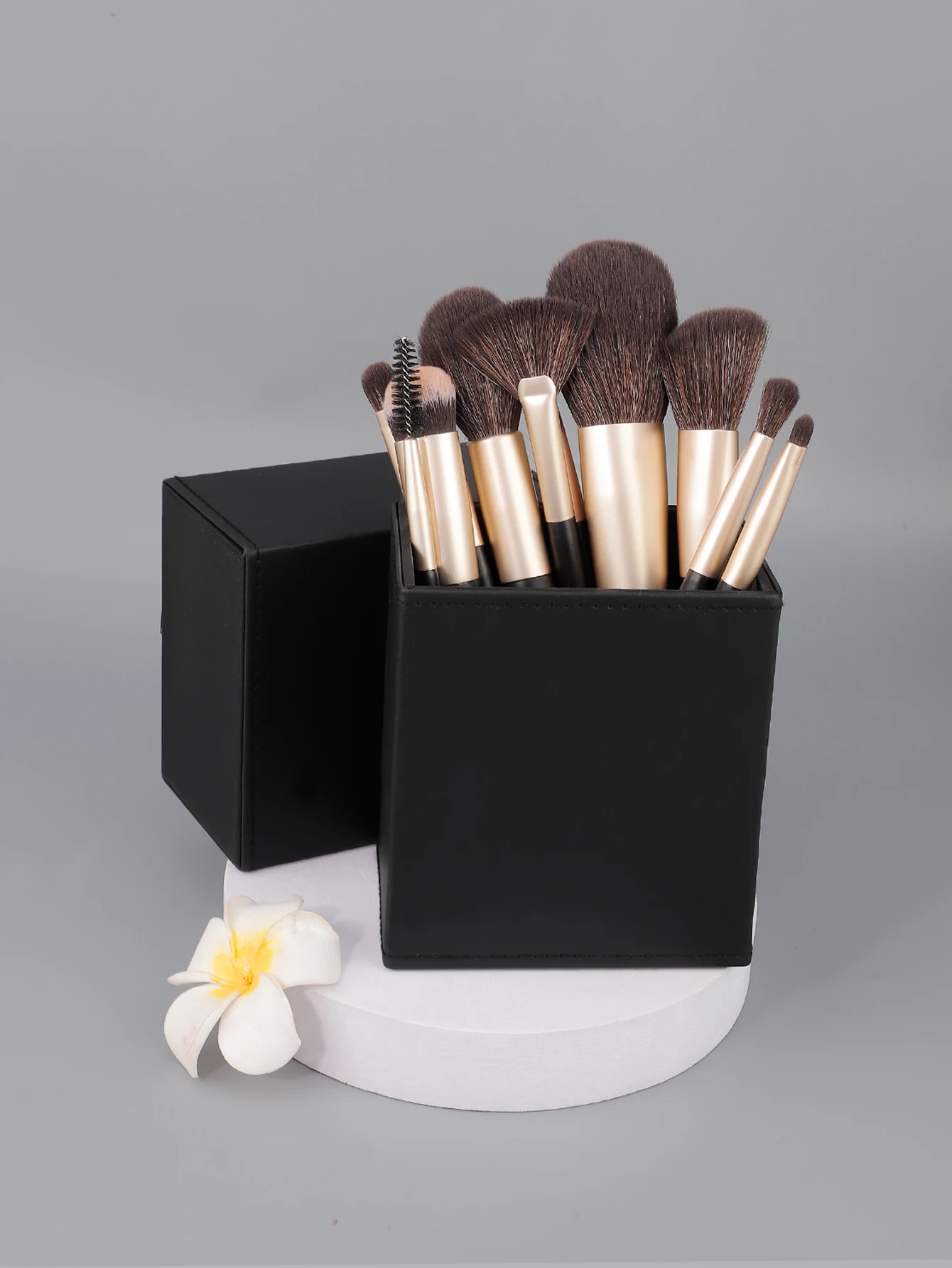 Set di pennelli per trucco da 12 pezzi in oro nero di alta qualità Pennello per cipria morbido e sciolto Pennello per toelettatura angolato Pennello per fard Pennello per fondotinta Ombretto