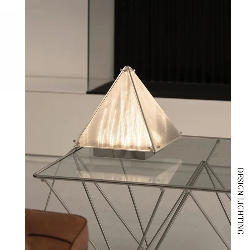 Прикроватная настольная лампа в стиле арт-деко с фрагментом для спальни