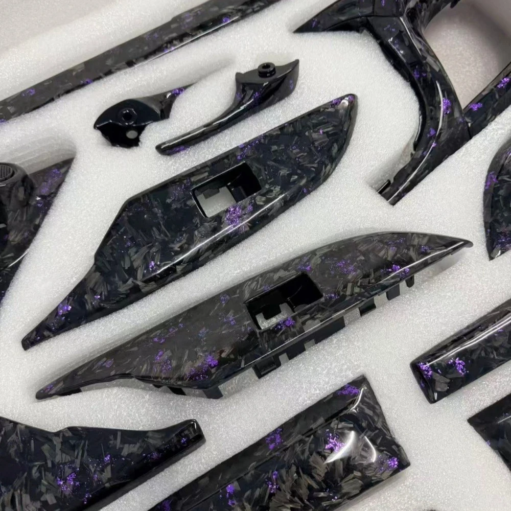 

Подходит для внутренней отделки дверных панелей автомобиля из карбона, с декоративной фиолетовой фольгой.