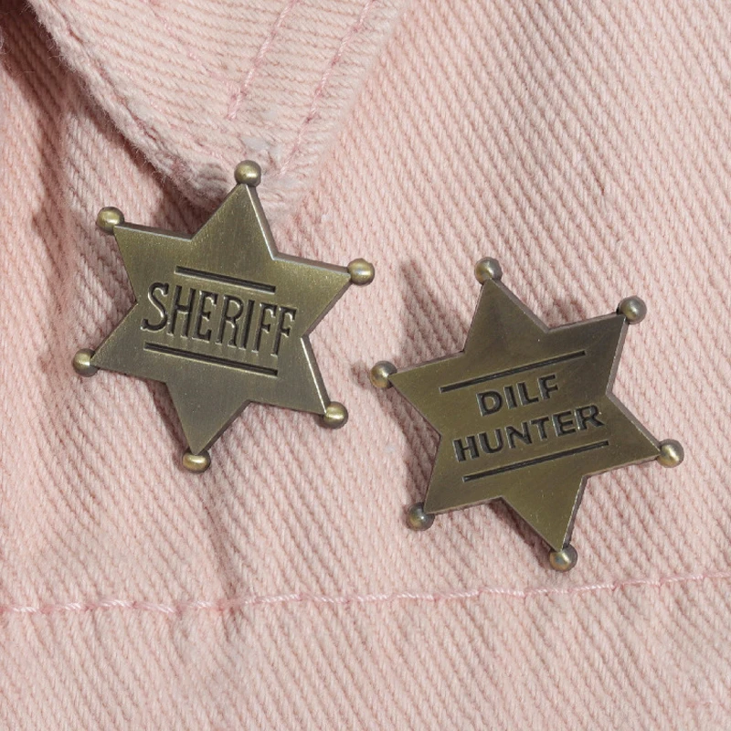 الكرتون الرسوم المتحركة فيلم المينا دبابيس البرونزية مسدس Dilf هنتر She Riff شريف بروش شارة التلبيب مجوهرات هدايا للأصدقاء ﻿