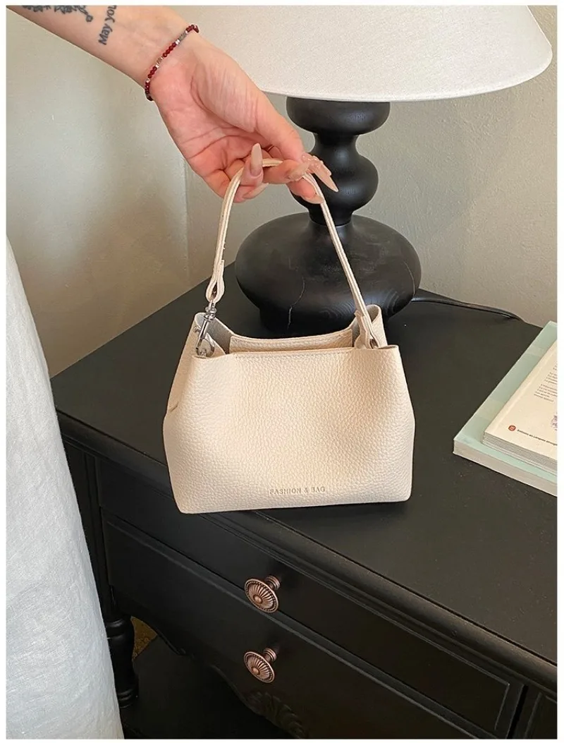 CEEKAY Minimalistische Mini-Eimertasche aus genarbtem, lederähnlichem Leder mit Aufdruck, leicht und tragbar, als Umhängetasche oder Schultertasche für Kaffeebraun – Detail 17