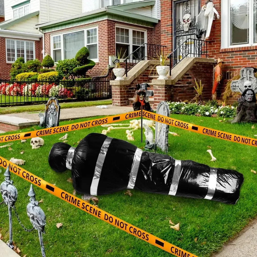 جسم ميت مزيف للهالوين في حقيبة دعامة جثة واقعية خارجية لتزيين المنزل المسكون المخيف