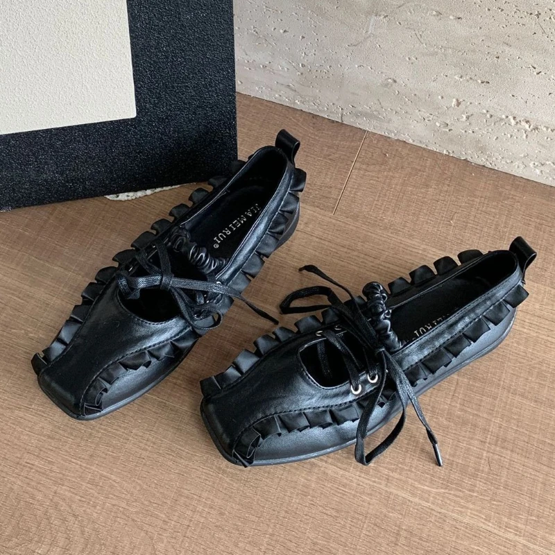 

Элегантные туфли Мэри Джейн с кружевными краями и перекрестными ремешками. Женские дизайнерские туфли с квадратным носком и мелкой удобной мягкой подошвой на низком каблуке.