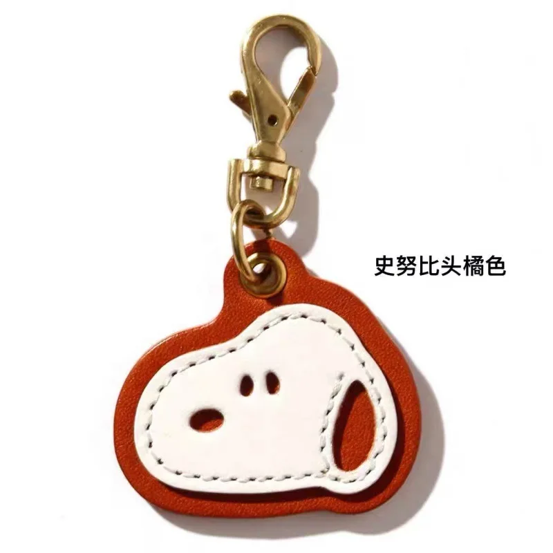 Snoopy Cartoon Echtleder Schlüsselanhänger Niedliche Taschen-Schlüsselanhänger Kreativer Schlüsselanhänger Puppe Anime-Zubehör Geburtstagsgeschenk – Detail 4