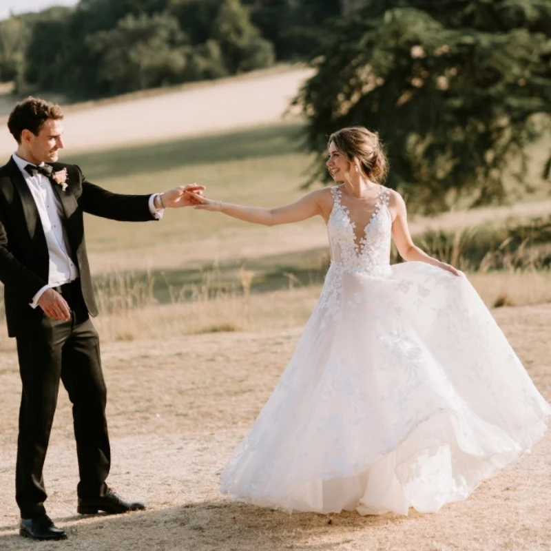 15353 #   Vestido de novia de encaje con ilusión, apliques sin espalda con cuello en V y tirantes, cola de barrido exquisita, corte en A, personalizado