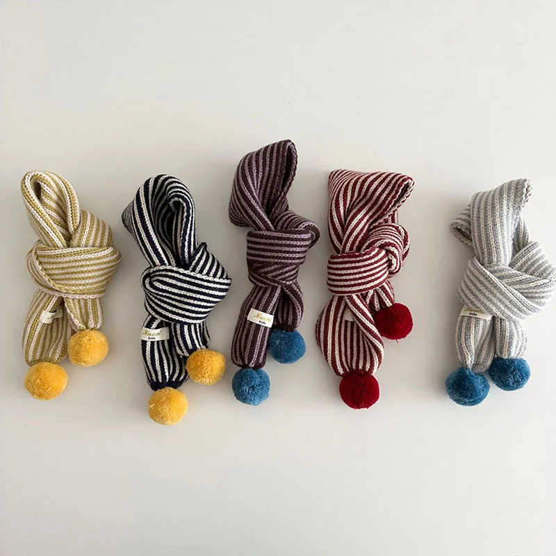 Winter-Kinderschal mit vertikalen Streifen, warmer Schal für Babys mit Fellknäuel-Dekoration, modische Kinderaccessoires