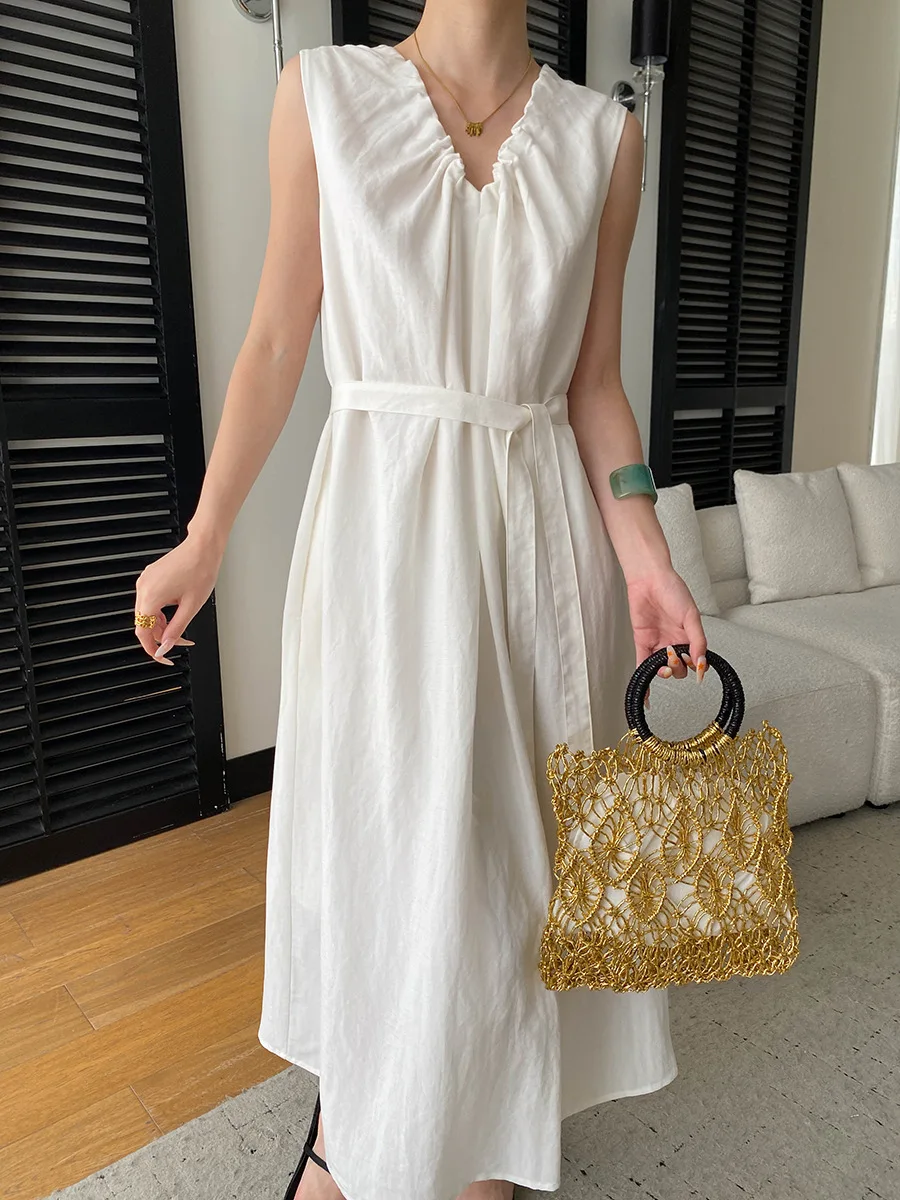 Sommerliches Damenkleid in unifarbenem, plissiertem Design mit V-Ausschnitt, Schnürung an der Taille und schlankmachendem, ärmellosem Schnitt. – Detail 16