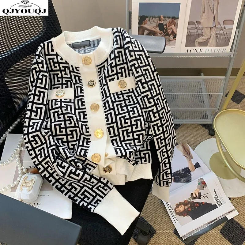 Xiaoxiangfeng Color Contrasting Knitted Cardigan Autumn 2024 New Style High end Fashion Slim fit Long sleeved Sweater Coat