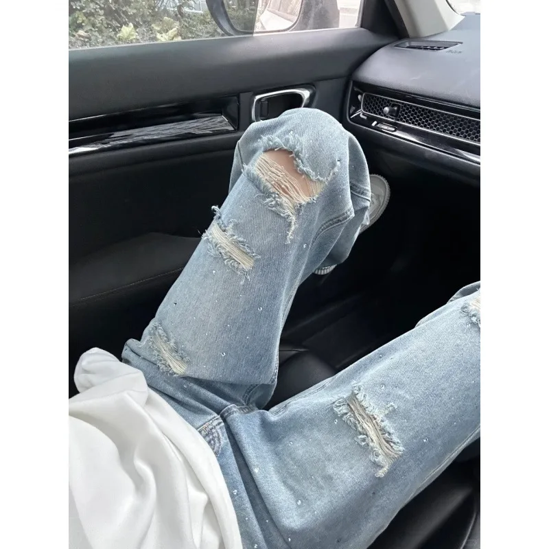 جينز نسائي بتصميم أمريكي مزين بأحجار الراين الثقيلة ومظهر ممزق لخريف وشتاء 2025، فريد بقصة واسعة وساقين طويلة، وصول جديد
