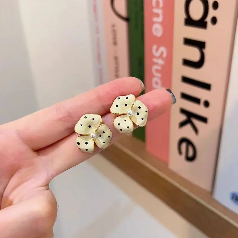 Sweet White Enamel Spot Flower Earrings for WomenLady Elegant Pearl Petal Plant Earrings Charming Banquet Jewelry Gift