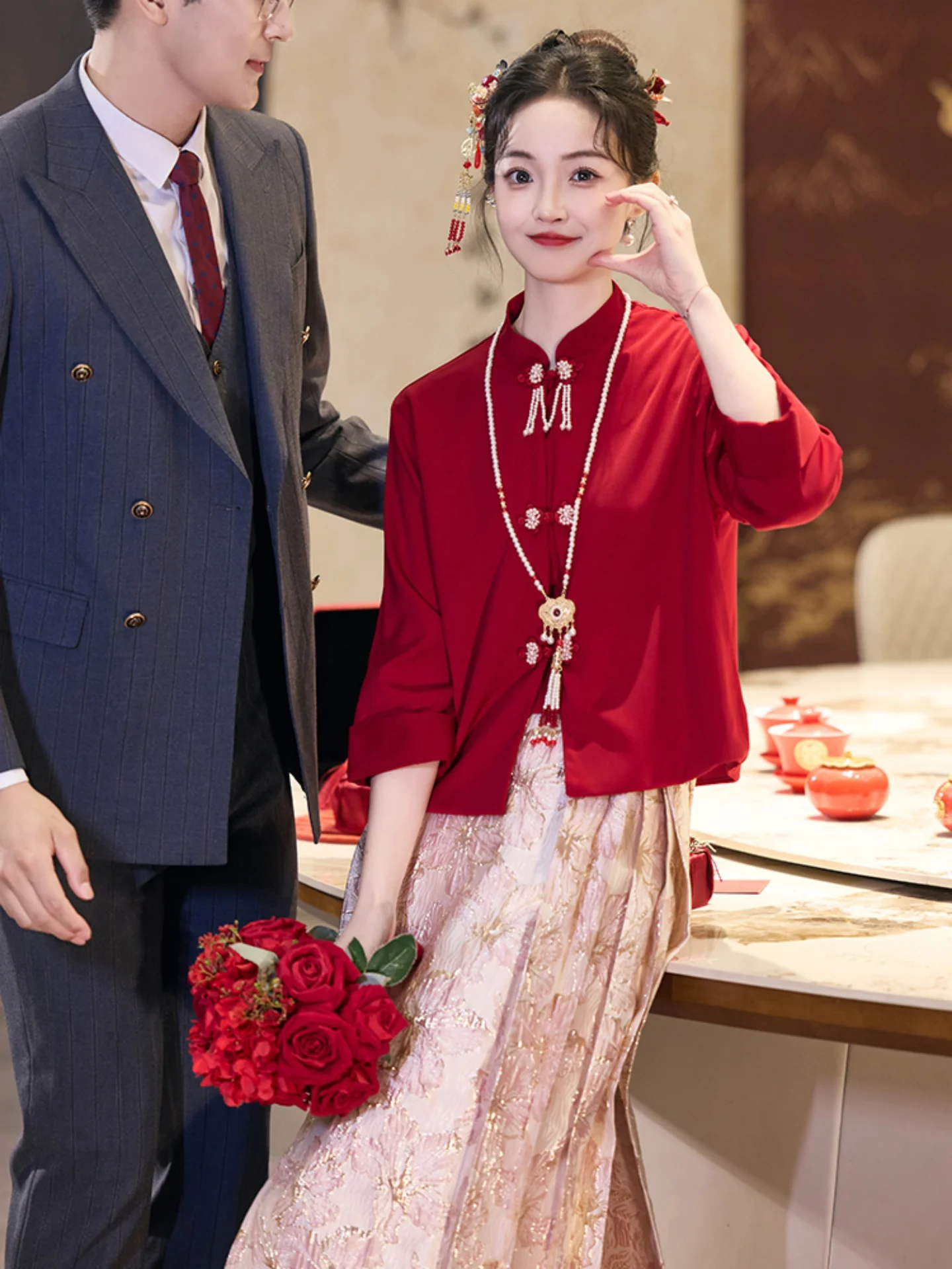 

Красное свадебное платье-ципао для женщин: традиционная китайская церемония, церемония прощания, церемония питья, церемония вступления в брак.