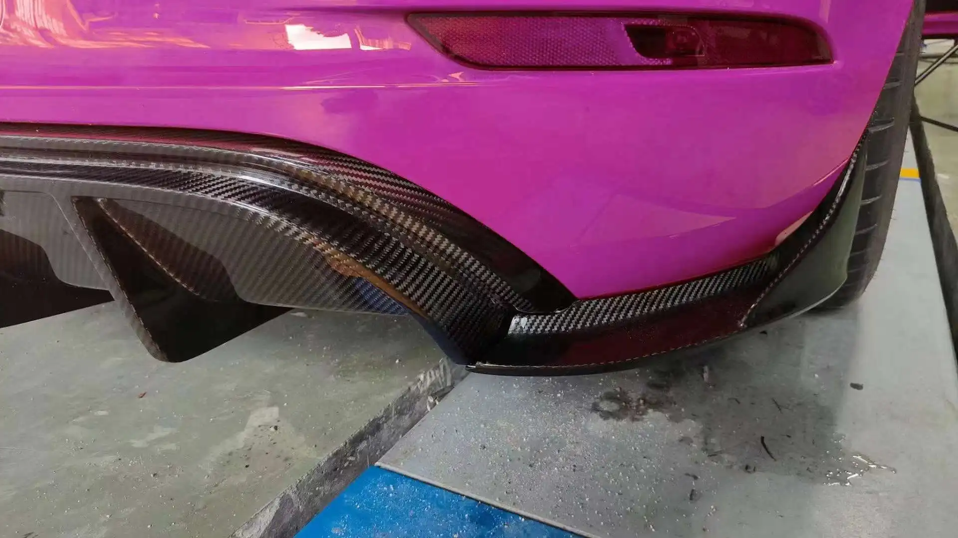 High Quality Dry Carbon Fiber Rear Bumper Lip Diffuser Universal Spoiler for Porsche 718 Cayman Boxster Body Kit Car Accessories