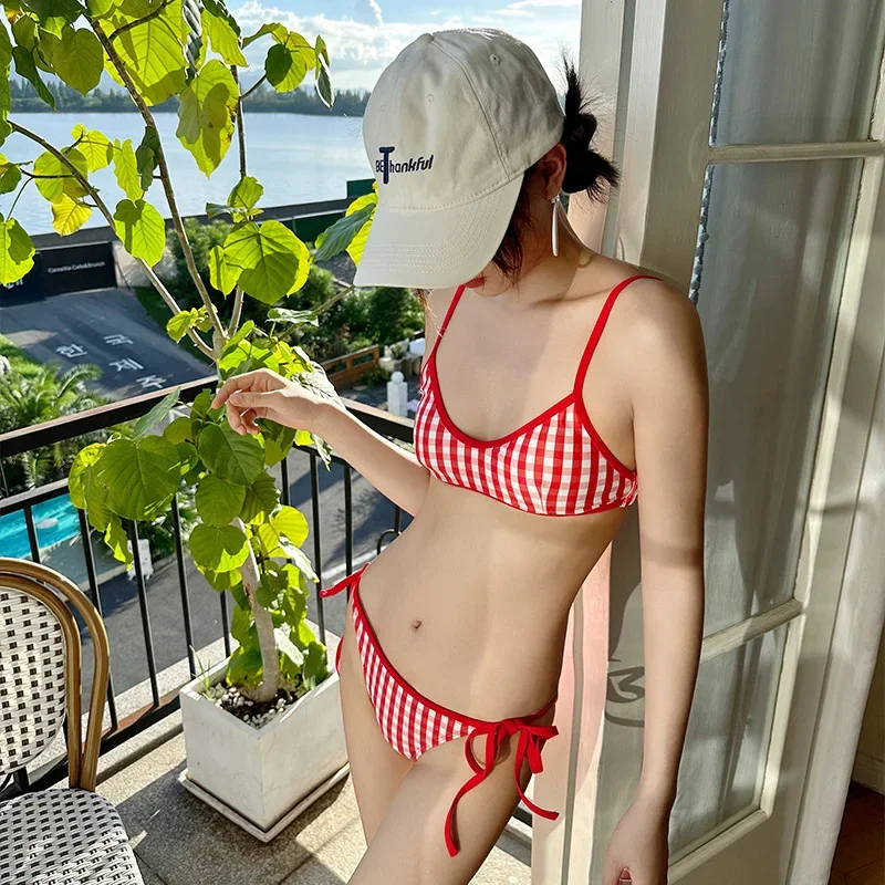 Sexy weißes Bikini-Set für Damen, Thermo-Frühlings-Badeanzug, zweiteilig, konservatives Design, High-End-Gefühl, trägerlose weibliche Badebekleidung