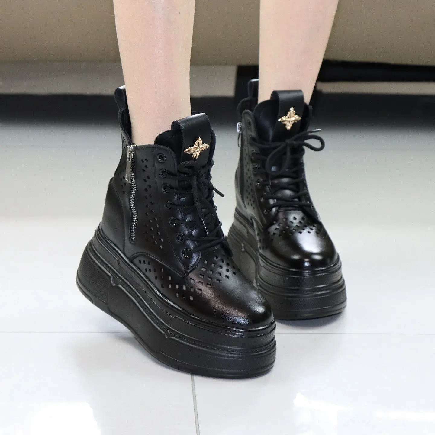 

Новые женские белые сандалии со скрытым каблуком 12 см, летние, из тонкой дышащей сетки, на толстой подошве 10 см, высокие повседневные туфли для невысоких девушек