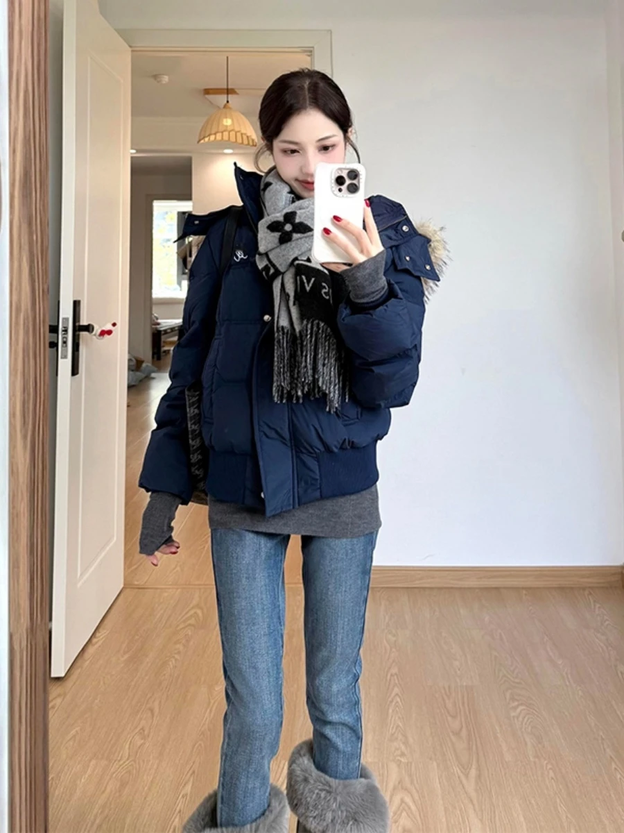 

Ретро зимняя короткая пуховая куртка с капюшоном для женщин, теплая, синяя, новинка 2025 года, со съемным капюшоном, оригинальный мех