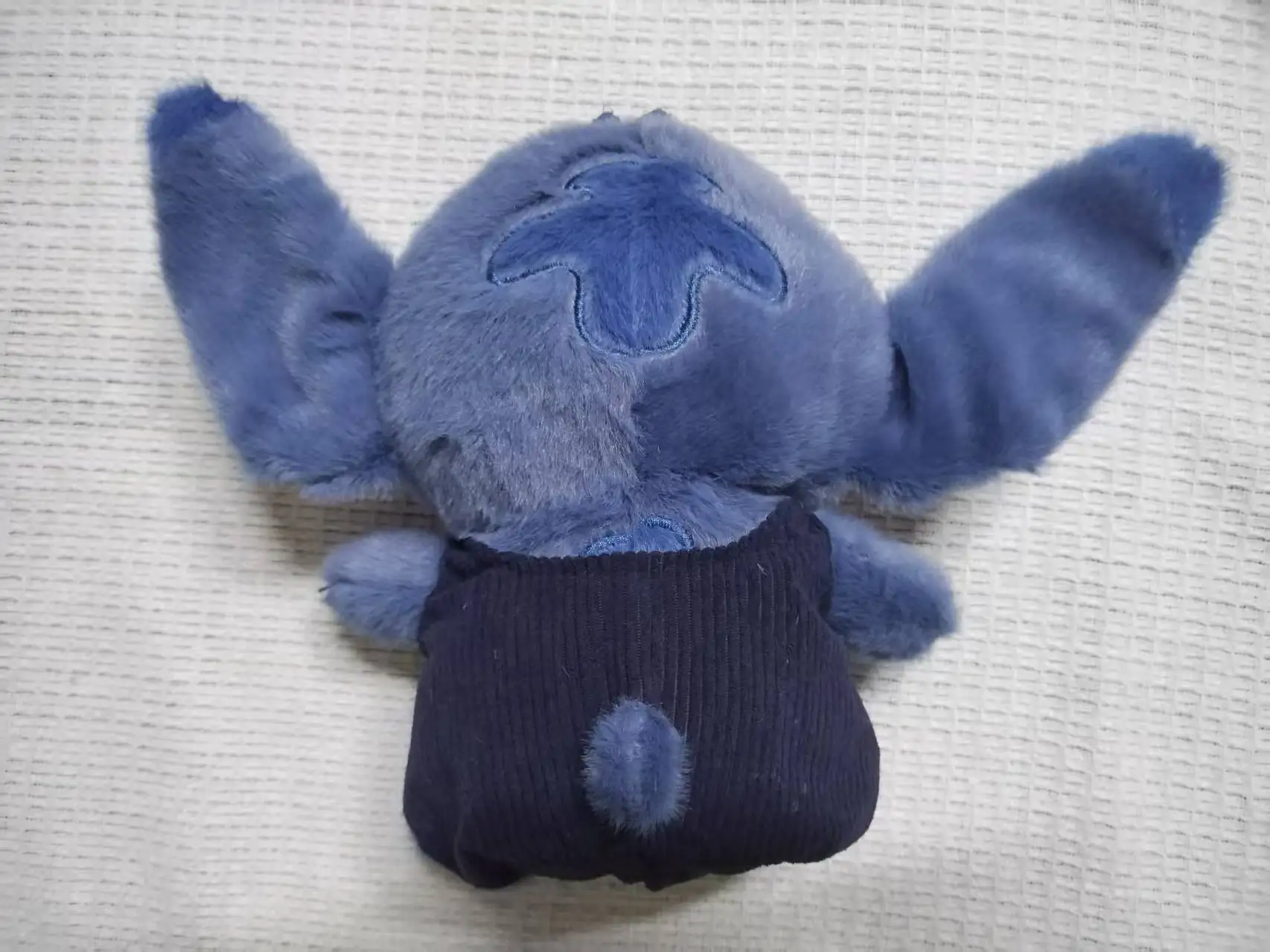 @ Stitch Boneca de pelúcia Brinquedo de pelúcia Bonito Personagem de desenho animado usando calças com capuz Perfeito para presentes de namorada Decoração de feriados de aniversário