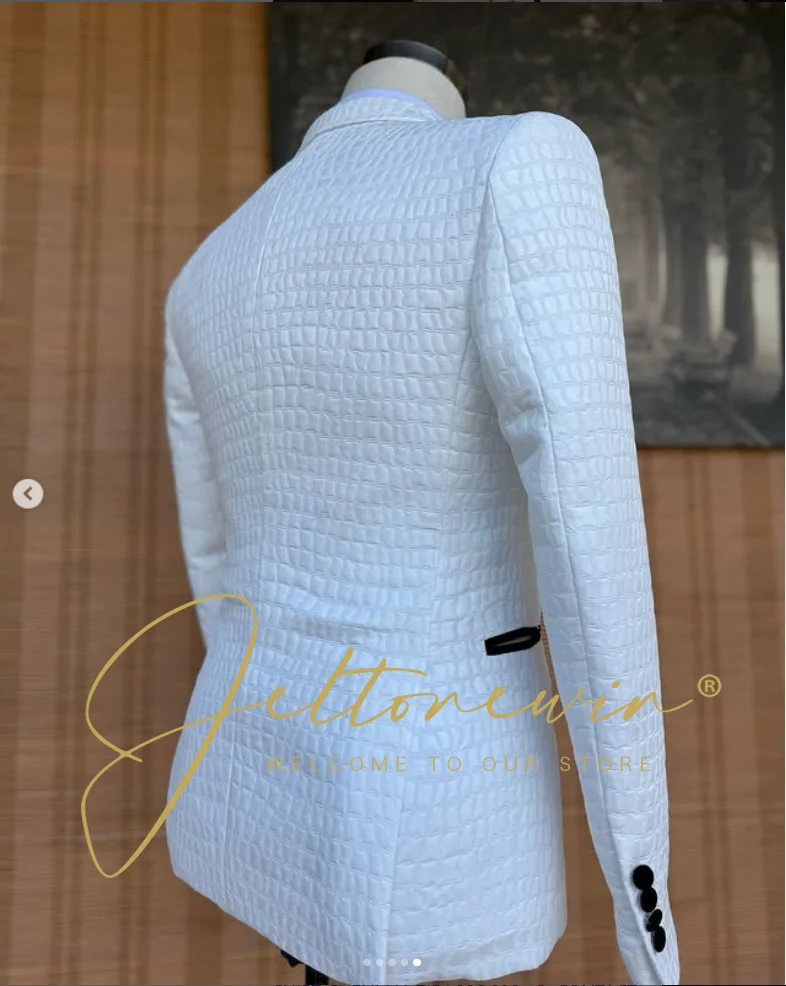 بدلة رجالية سوداء مكونة من قطعتين مع طية صدر السترة وقماش شبكي مزخرف، طراز عصري أنيق لمناسبات العريس أو الولائم