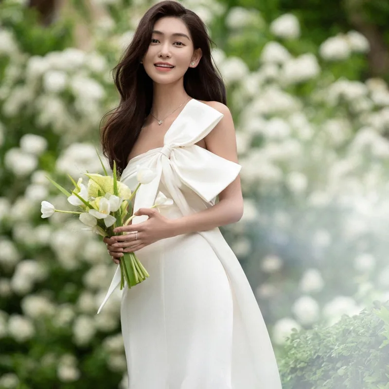 robe-de-mariee-legere-seance-photo-de-voyage-style-foret-super-feerique-blanche-amincissante-avec-nœud-papillon-pour-seance-photo-en-plein-air-petit-train-2025