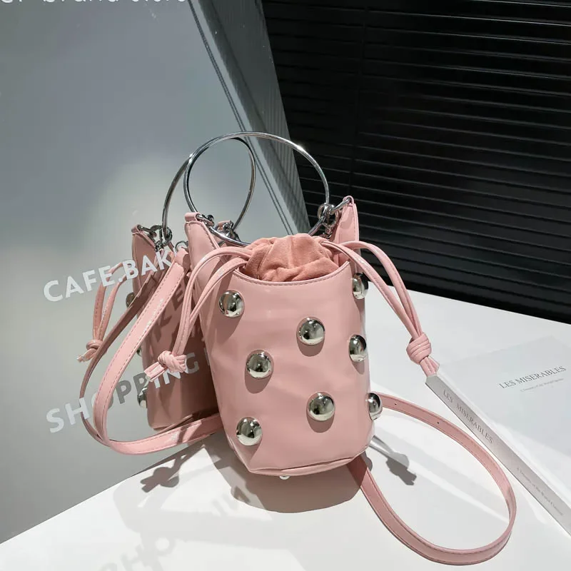 

2025 новые модные маленькие сумки-ведра из искусственной кожи на плечо и через плечо, однотонные сумки с заклепками, индивидуальный стильный дизайн, сумки для женщин