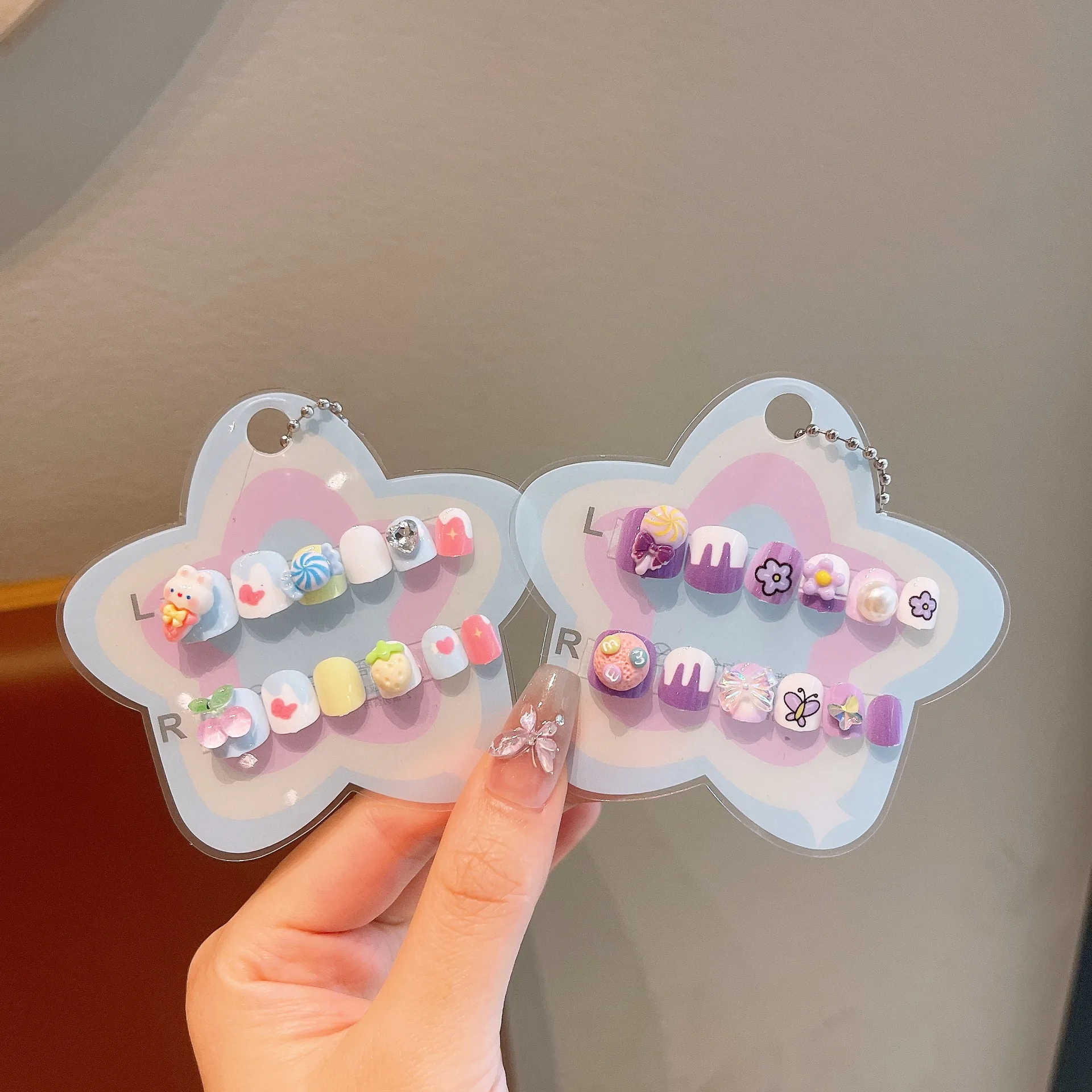 12 Stück Kinder-Nägel mit niedlichem Blumen- und Erdbeerhasen-Motiv, zum Aufdrücken, für 4–10 Jahre, abnehmbare Nagelaufkleber, künstliche Nägel, Mädchen-Geburtstagsgeschenke – Detail 9