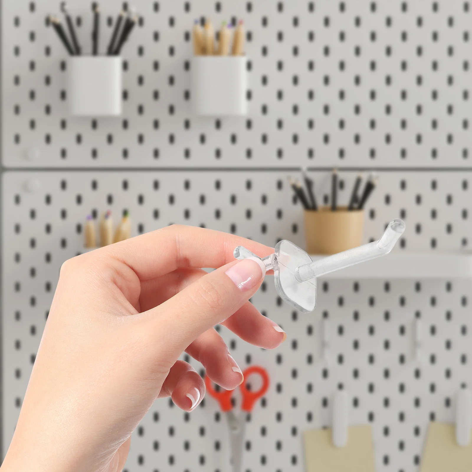 50 قطعة من خطافات Pegboard البلاستيكية الشفافة، متينة وسهلة الاستخدام، مثالية لتنظيم الأدوات، خطافات لوحة الوتد
