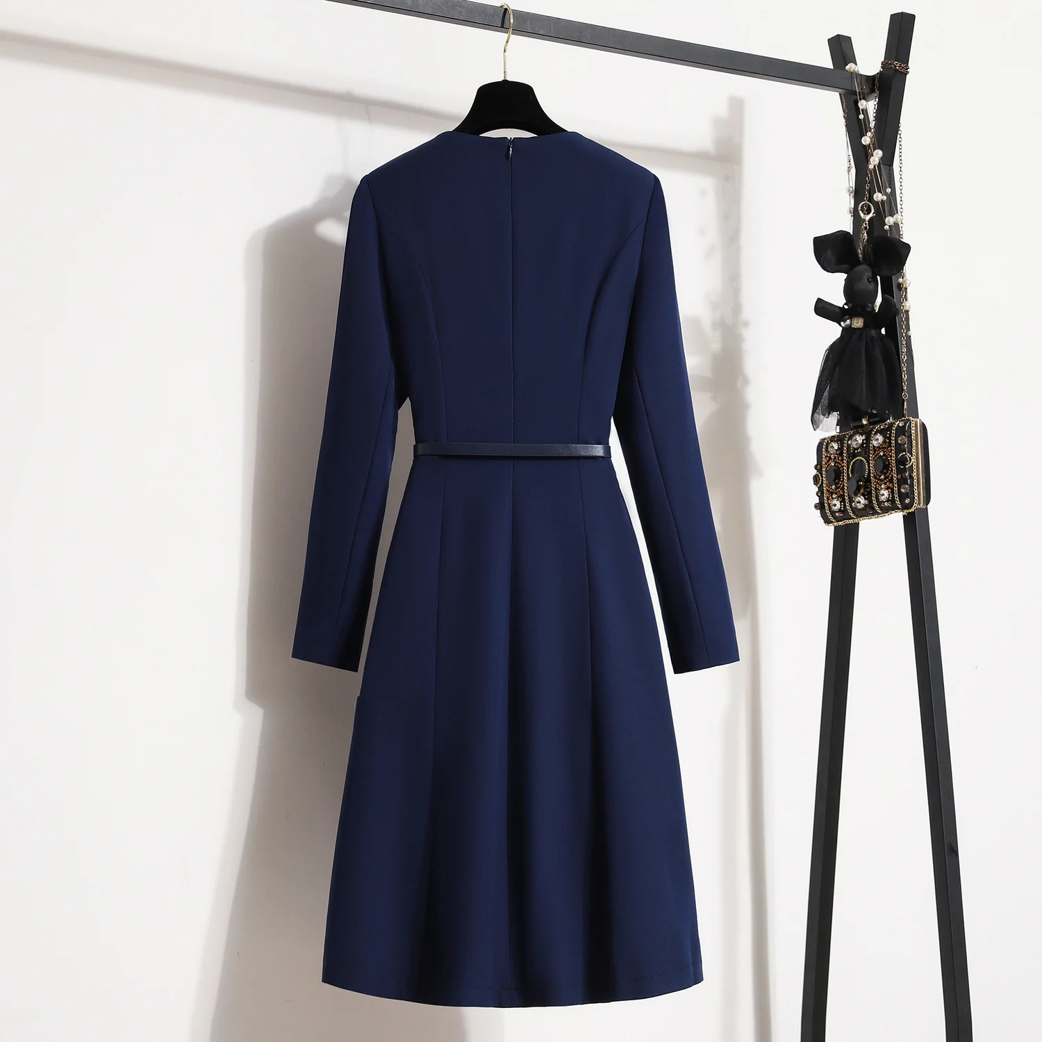 High-end Attire Dress With Stylish Goddess-like Suitable For Beauty Salons Real Estate Sales Departments And Jewelry Stores Sets view 2