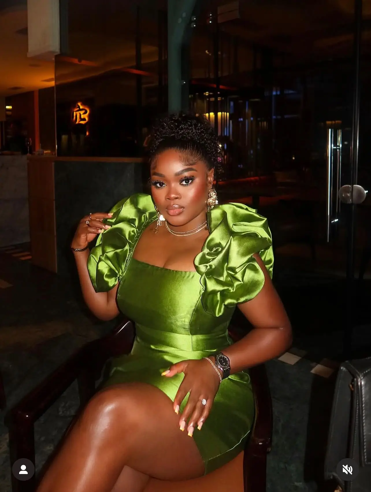 فستان حفلات للسيدات من الساتان الأخضر الربيعي فساتين قصيرة مثيرة بأشرطة فساتين سهرة للنساء الأفريقيات بأكمام مكشكشة فساتين ضيقة