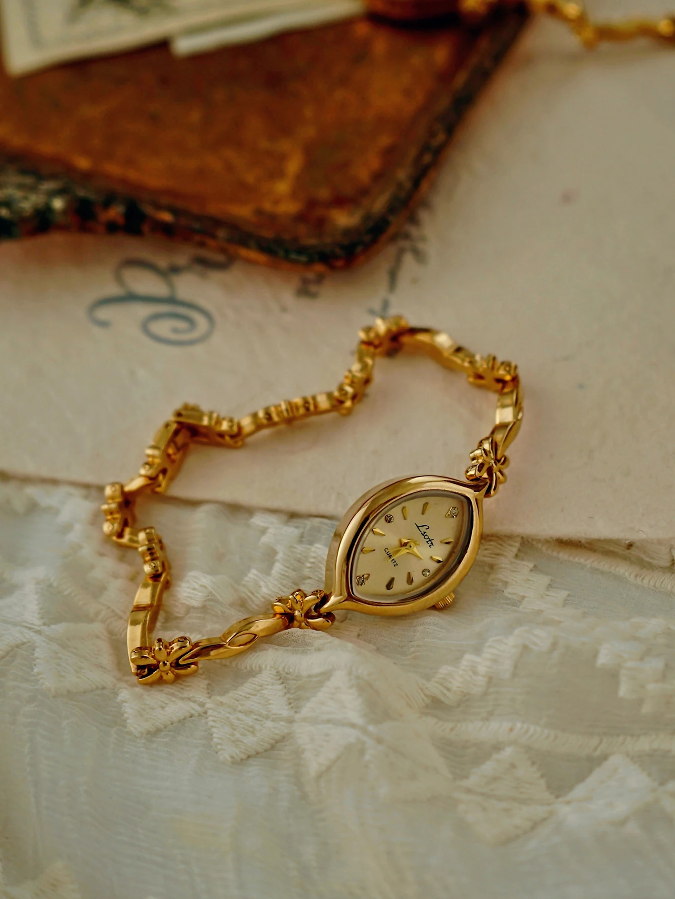 1 New French Retro Gold Dial Ladies Watch Simple Temperament Luxury Elegant Compact Waterproof Bracelet Ladies Quartz Watch