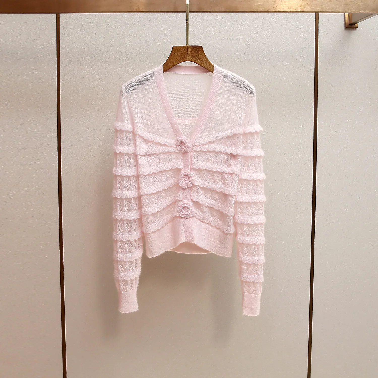 

Нежно-розовый вязаный кардиган с V-образным вырезом и цветочным узором, мягкий, стильный, зимний, новинка, женский, высококачественный, из полиэфирного волокна