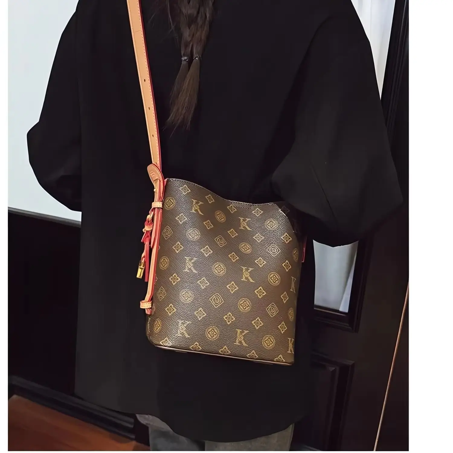 Vintage all-over print letter bucket crossbody bag, natural leather adjustable shoulder strap, mini lock pendant decoration, large-capacity vintage shoulder bag.
