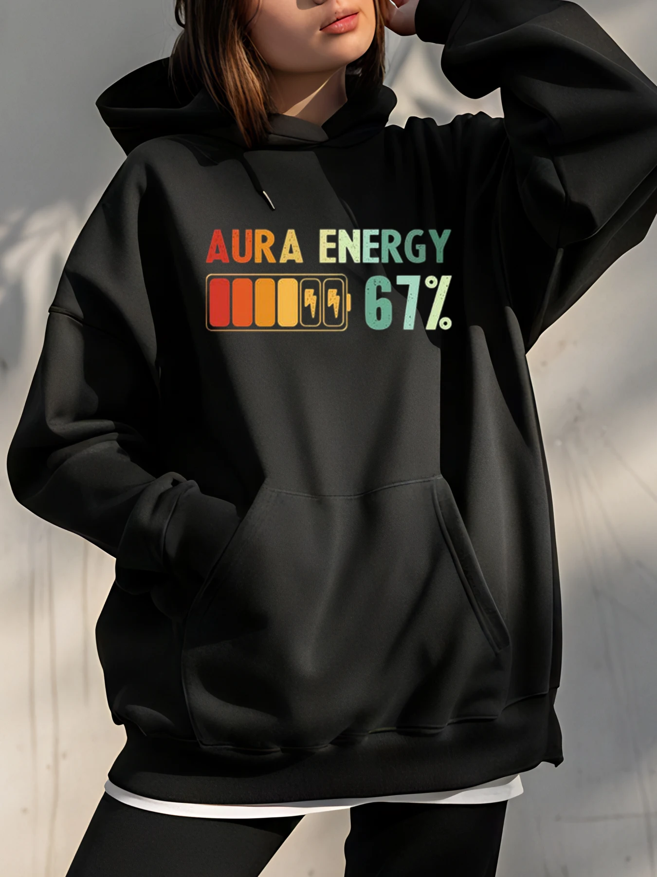 

Толстовка с аккумулятором Aura Energy и красочным графическим дизайном для повседневной носки в городских настройках