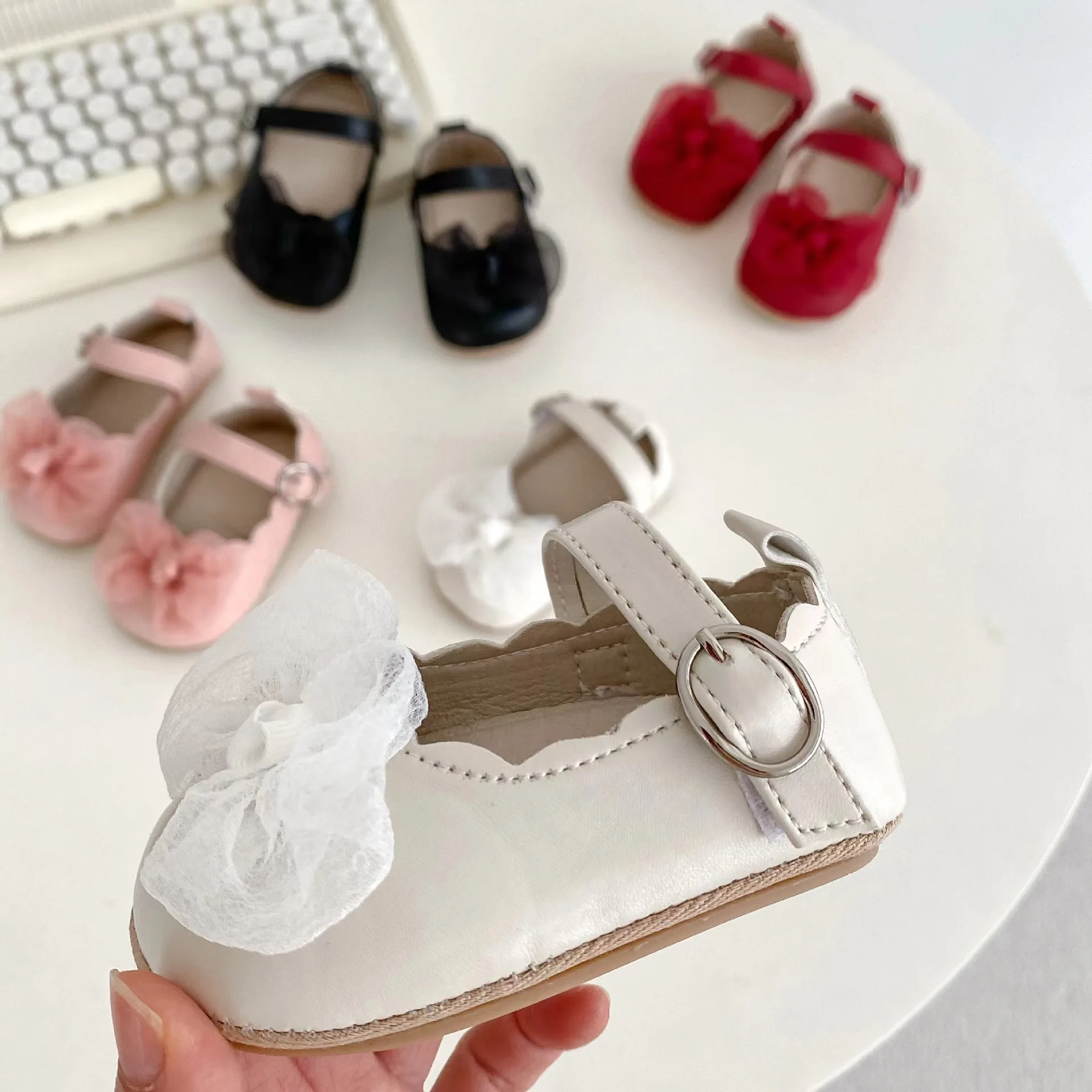 Girl's bubble wrap bow baby shoes are versatile, breathable, non slip, wear-resistant, and soft soled for all seasons