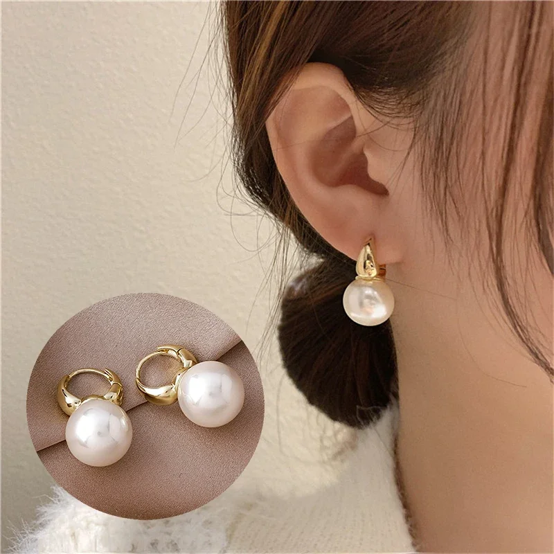 

2024 New Cute Pearl Studs Hoop Earrings for Women Gold Color Eardrop Minimalist Tiny Huggies Hoops Wedding Fashion Jewelry