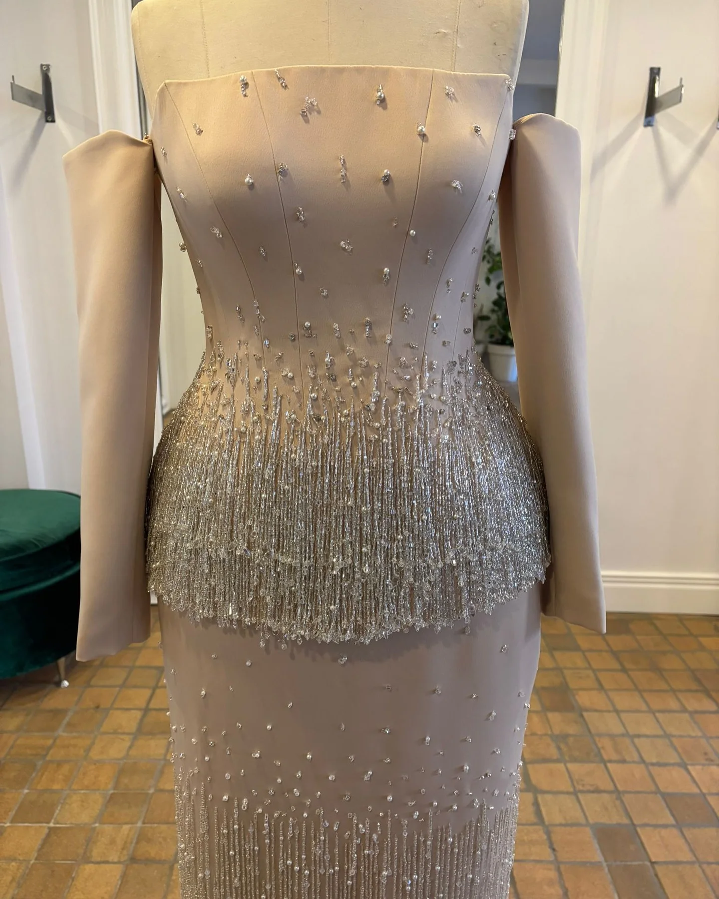 뜨거운 판매 사우디 아라비아 Strapless 이브닝 드레스 인어 누드 핑크 반짝 이는 페르시 술 진주 스팽글 공식 파티 댄스 파티 드레스