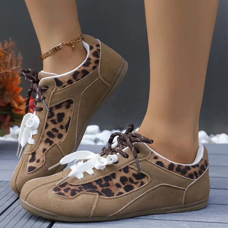 

2025 Новая замшевая женская спортивная обувь в стиле ретро. Весенне-летняя мода, туфли для отдыха и комфорта на плоской подошве с круглой головкой и двойной шнуровкой.